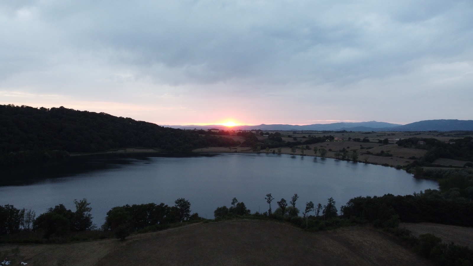 Il Lago di Mezzano e i campi al tramonto, Valentano (Tuscia)