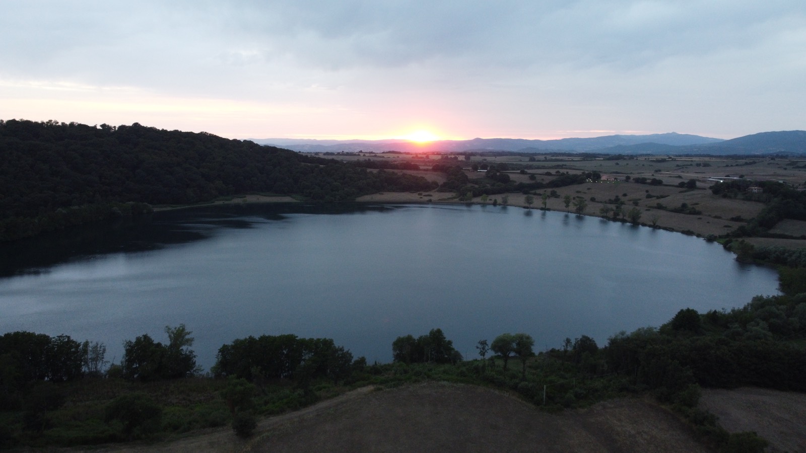 Veduta aerea del Lago di Mezzano al tramonto da Frà Viaco