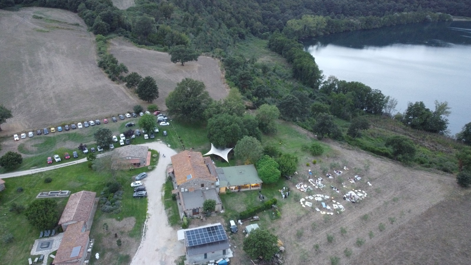 Veduta aerea di Frà Viaco Agri Resort sul Lago di Mezzano