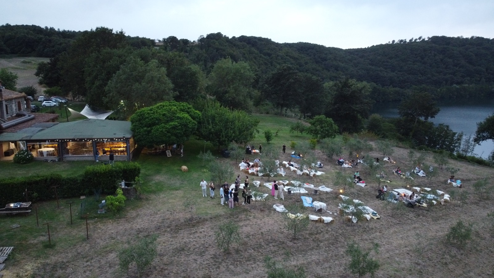 Vista aerea della serata aperitivo sul Lago di Mezzano