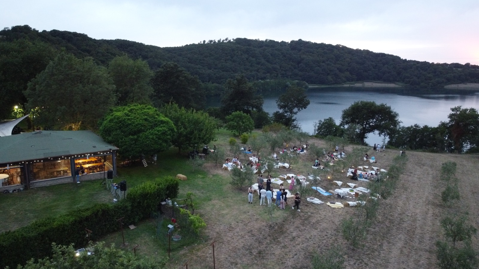 Veduta aerea di Frà Viaco Agri Resort sul Lago di Mezzano