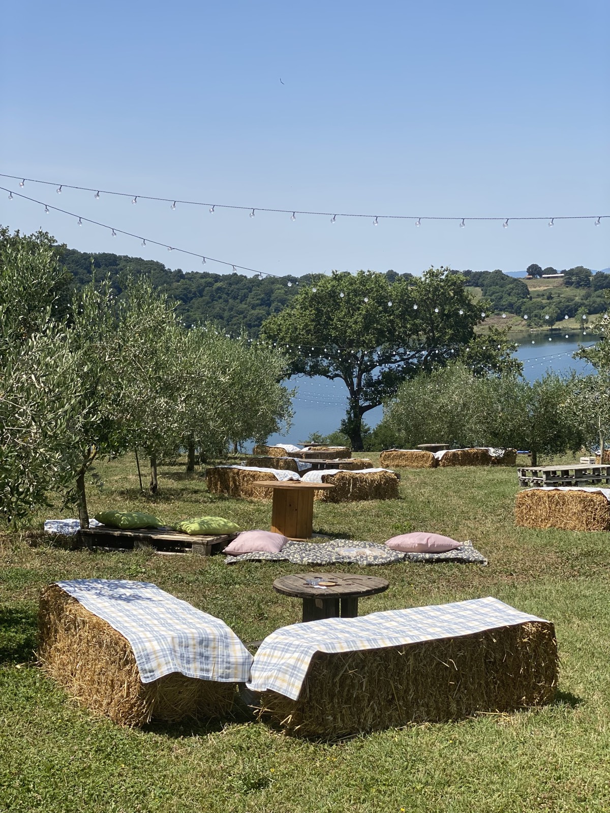 Aperitivo al tramonto sulla terrazza vista lago di Frà Viaco