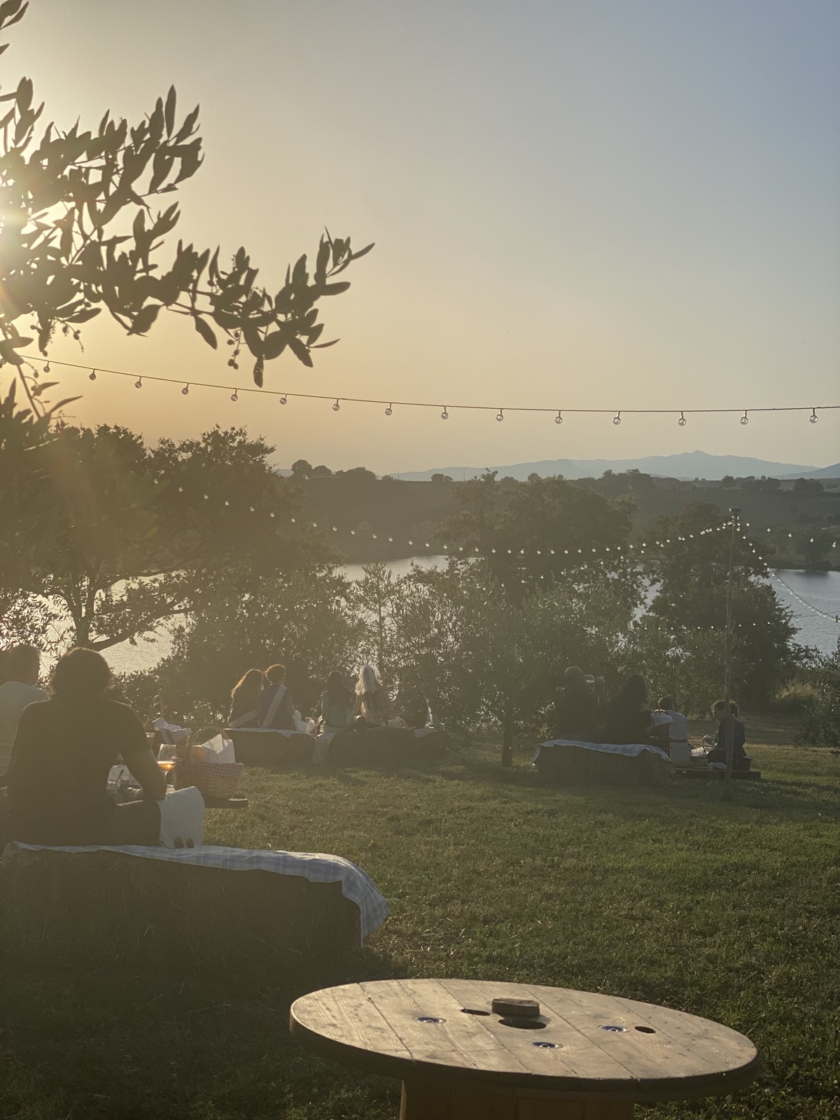 Brindisi al tramonto durante le Serate Aperitivo Vista Lago