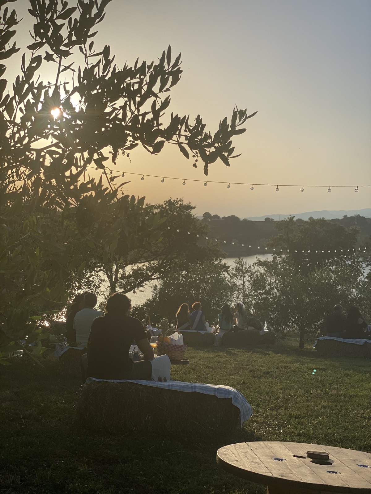 Calici e taglieri della Tuscia all'aperitivo vista lago