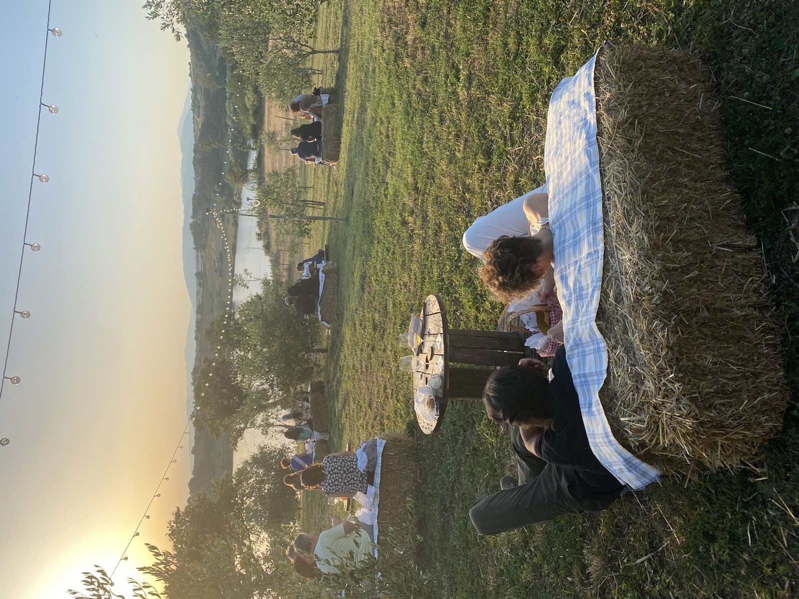 Ospiti all'aperitivo al tramonto da Frà Viaco Agri Resort