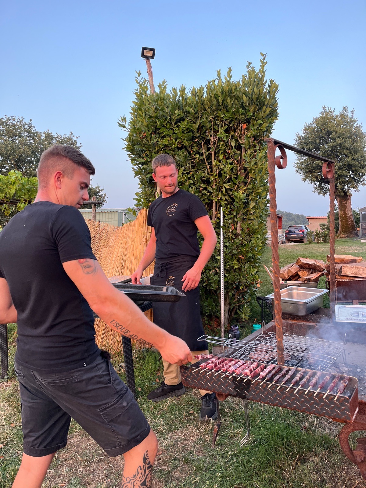Arrosticini sulla brace del carro alla serata da Frà Viaco