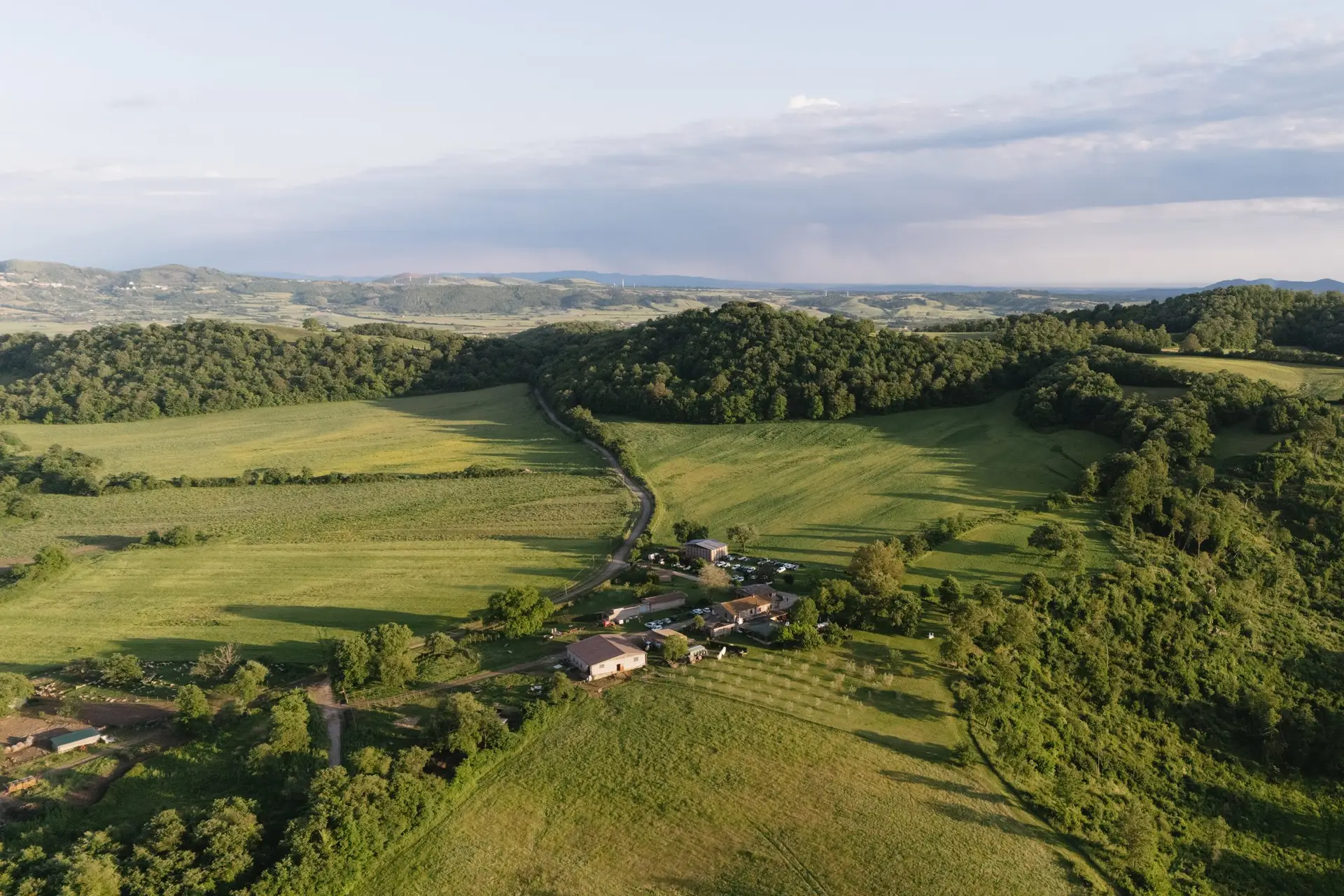 Vista aerea con drone della campagna della Tuscia intorno a Frà Viaco, tra prati, boschi e il lago