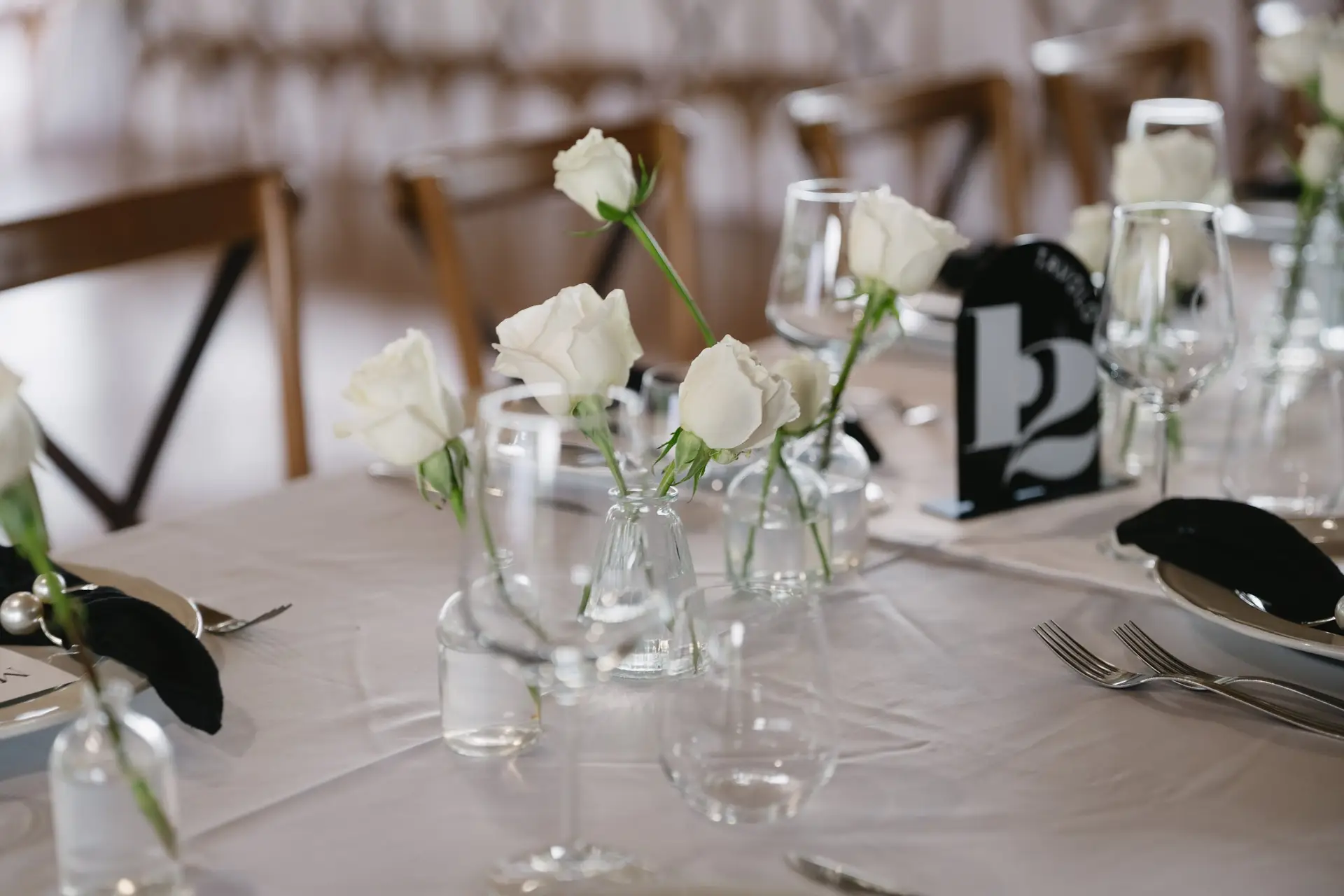 Mise en place with roses on a wedding table at Frà Viaco