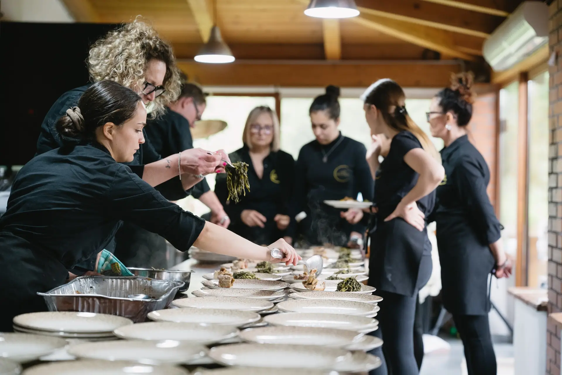 La brigata di cucina di Frà Viaco al lavoro durante un matrimonio reale