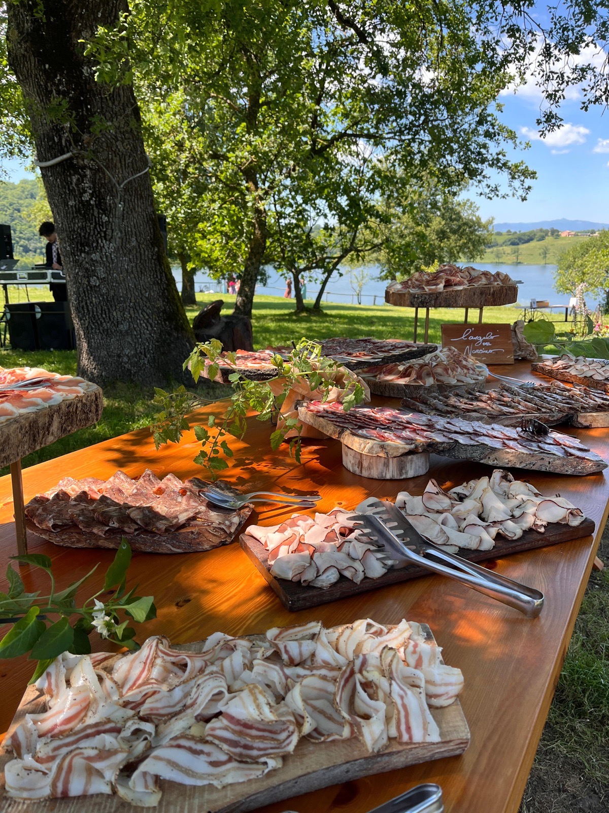 Selezione di salumi dell'azienda agricola Frà Viaco su taglieri di legno