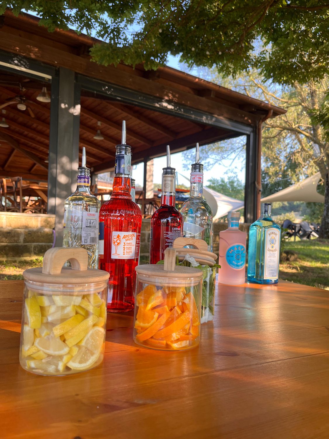 Il banco dei cocktail con la frutta fresca