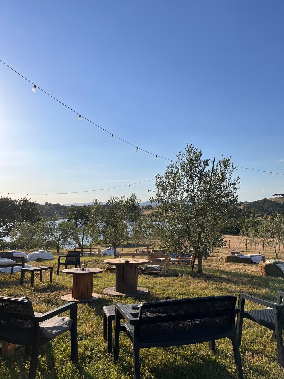 Il salotto all'aperto con vista lago